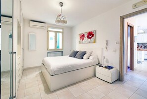 3 quartos, ferros/tábuas de passar roupa, Wi-Fi, roupa de cama