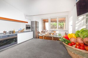 Microwave, oven, dishwasher, coffee/tea maker - Villa Crema - Sorrento centre house with pool (Sant'Agnello)