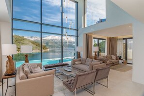 TV, DVD-spiller og stereoanlegg