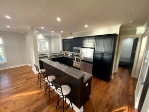 Microondas, horno, parrilla de estufa y lavavajillas 