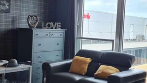 Living area - Immaculate 1-bed Apartment in Milton Keynes (Milton Keynes)