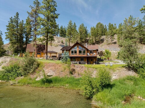 Imagine you're gathering  being  20' off the Waterfront. Your Versatile Oasis!

