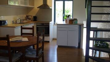 Fridge, oven, coffee/tea maker, toaster