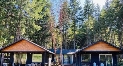 Forest Hideaway House with hot tub and trail