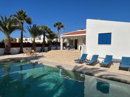 Amazing 3 bedroom Bungalow in the heart of Coral Bay close to centre and beach