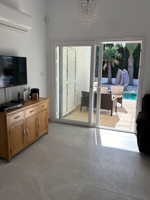 Smart TV, reproductor de DVD y libros