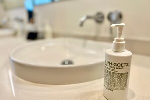 Shower, hair dryer, towels, soap - ✨NEW✨ Two-level Penthouse in-town with awesome harbor view deck 😎 (Friday Harbor)