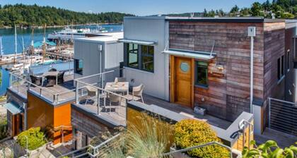 ✨NEW✨ Two-level Penthouse in-town with awesome harbor view deck 😎