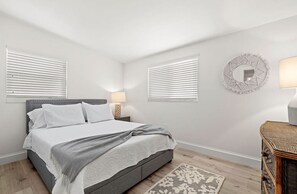 3 bedrooms, iron/ironing board, free WiFi, bed sheets - The Naples Bungalow - March/April 2024 available! (Naples)