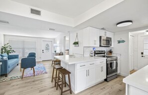 Private kitchen - The Naples Bungalow - March/April 2024 available! (Naples)