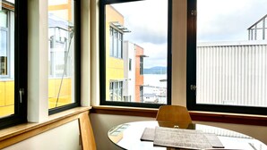 Dining - ✨NEW✨ Bright in-town Penthouse with roof deck 😎 (Friday Harbor)