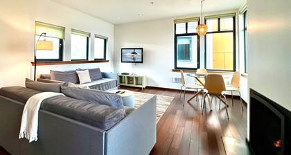 ✨NEW✨ Bright in-town Penthouse with roof deck 😎