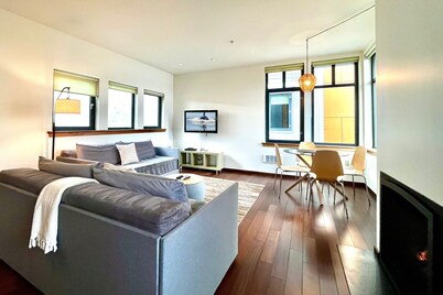 ✨NEW✨ Bright in-town Penthouse with roof deck 😎