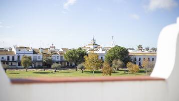 Vista de un pueblo con edificios blancos y una iglesia destacada con cúpula.