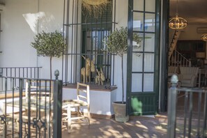 Vista frontal de la propiedad