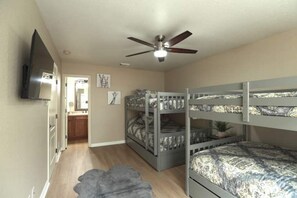 2 bedrooms, desk, iron/ironing board, free WiFi - Beautiful House, Great Location!!! Near Airport (San Antonio)