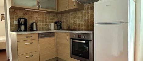 Kylskåp, mikrovågsugn, ugn och diskmaskin