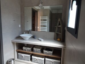 Dusche, Haartrockner, Handtücher