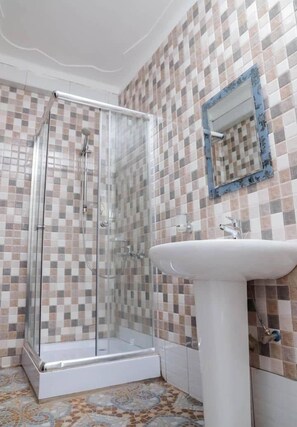 Singola Economy, 1 camera da letto, vista lago | Bagno | Pantofole, asciugamani