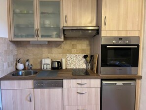 Mikroaaltouuni, uuni, astianpesukone, kahvin-/teenkeitin