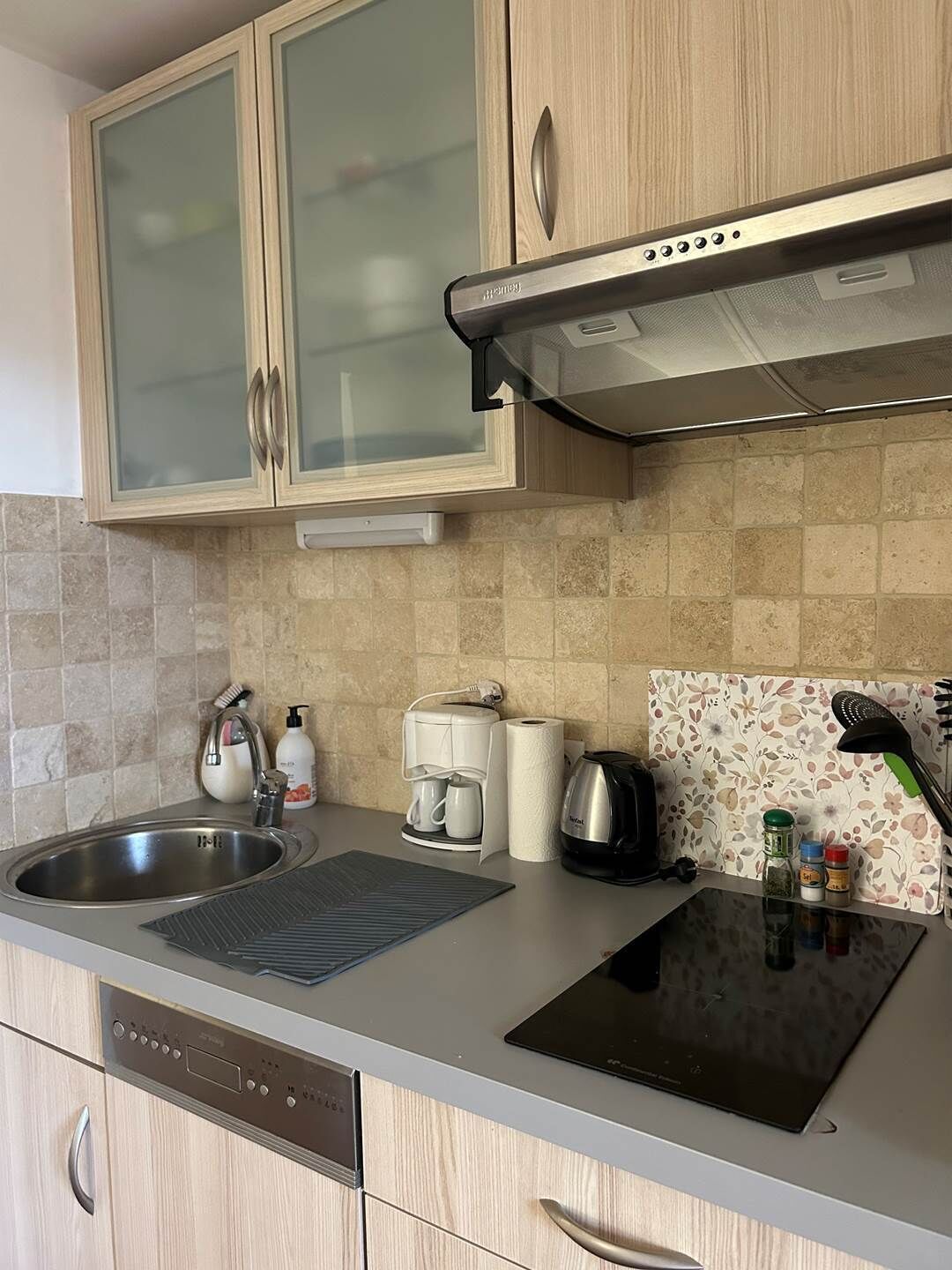 Mikrowelle, Ofen, Geschirrspüler, Wasserkocher mit Kaffee-/Teezubehör