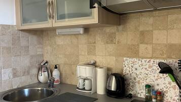 Mikrowelle, Ofen, Geschirrspüler, Wasserkocher mit Kaffee-/Teezubehör