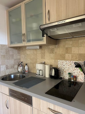 Microondas, horno, lavavajillas, cafetera/tetera