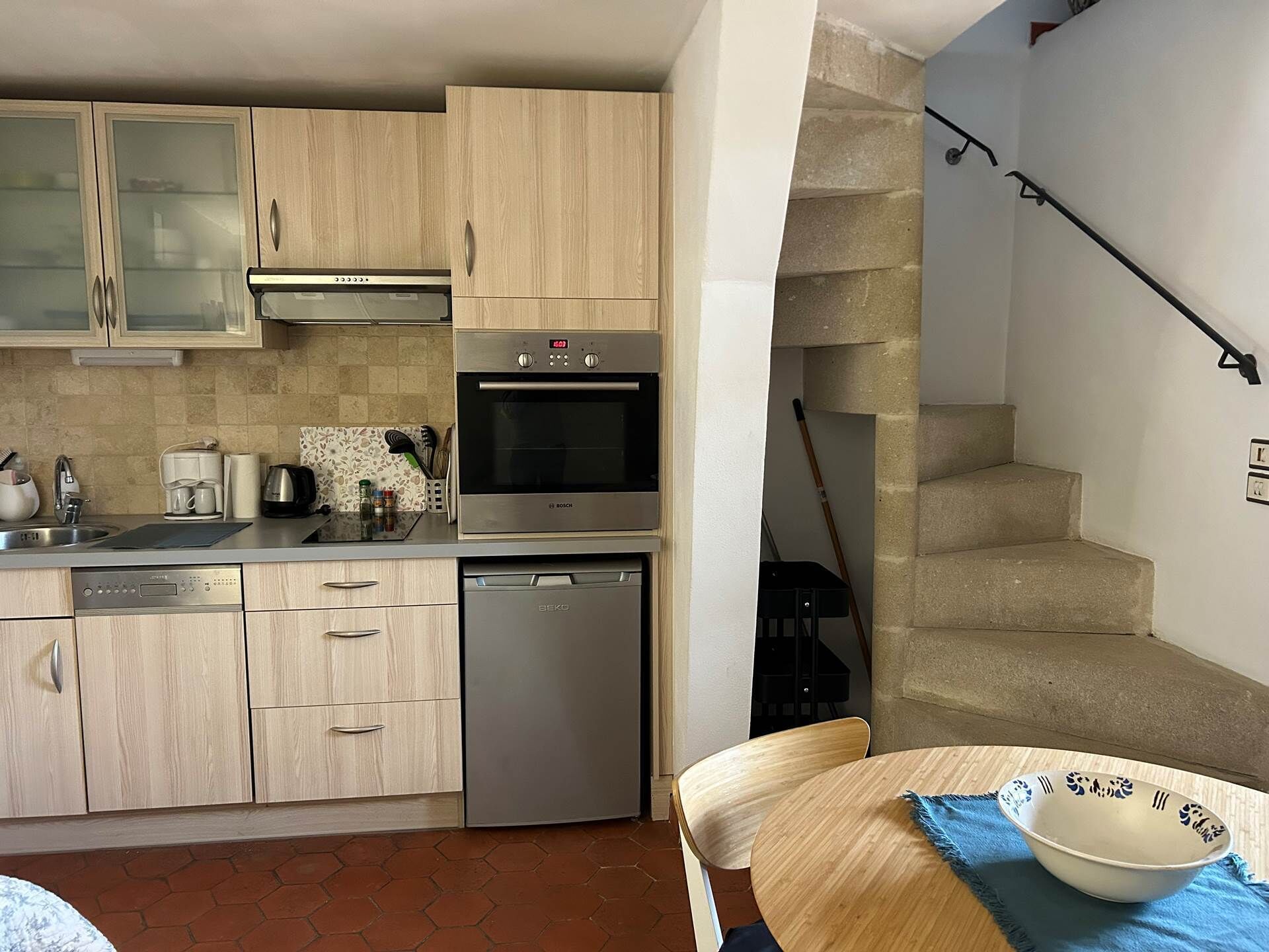 Microwave, oven, dishwasher, coffee/tea maker