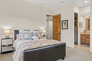 3 slaapkamers, een strijkplank/strijkijzer, reisbedje, wifi