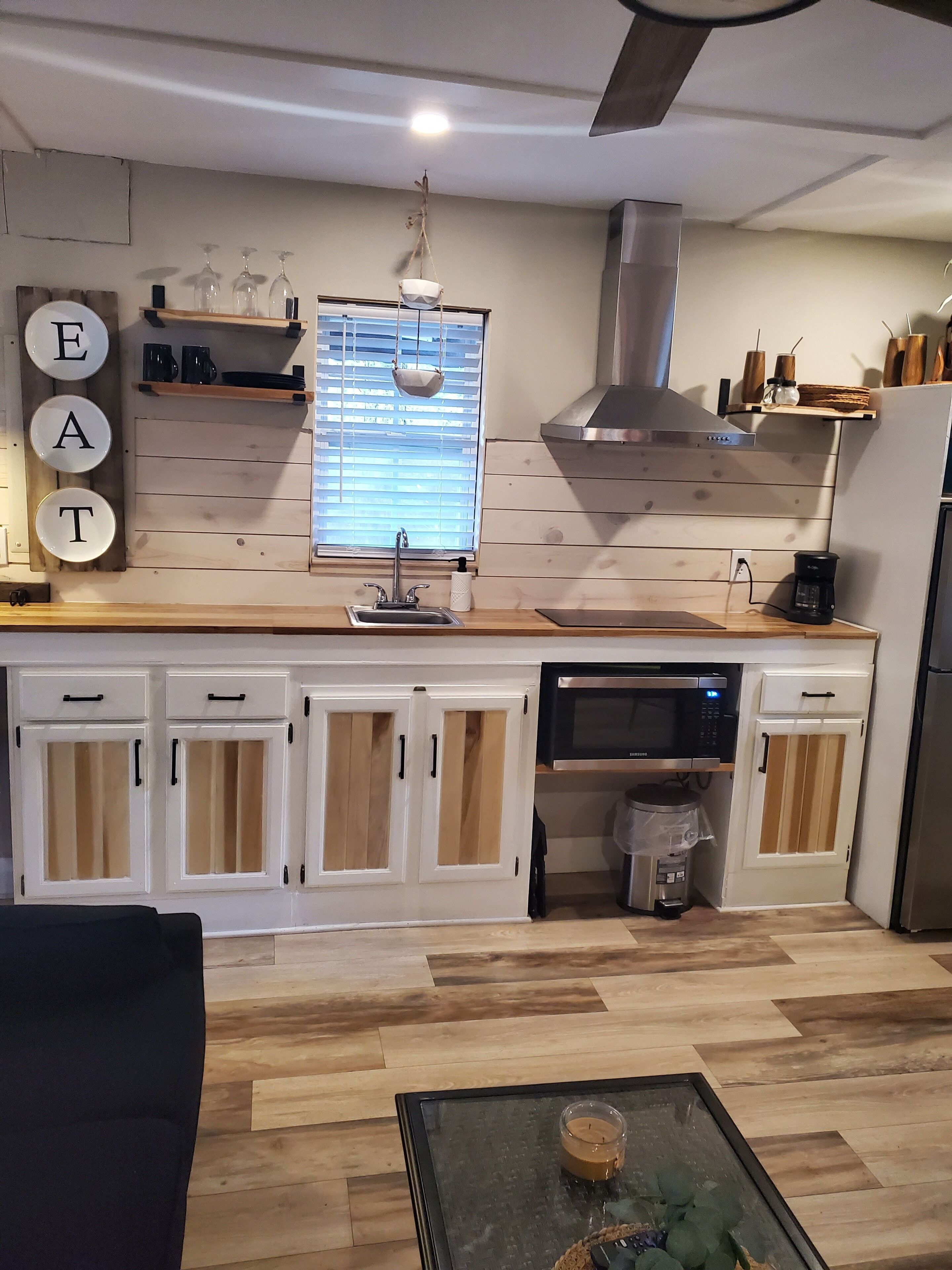 Jääkaappi, mikroaaltouuni, liesi, kahvin-/teenkeitin