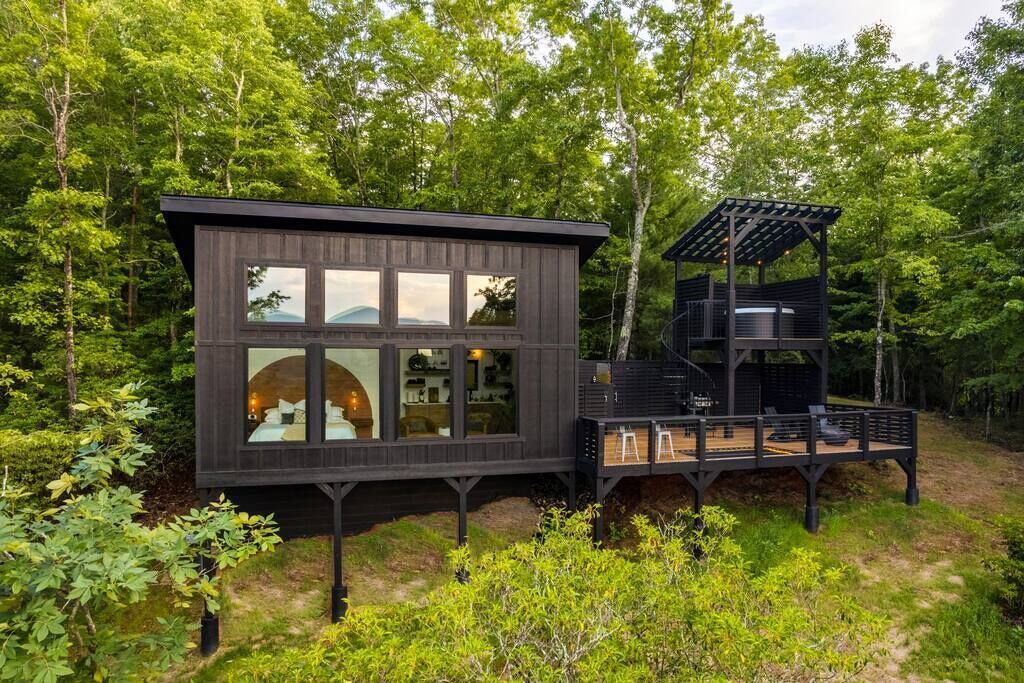 Black Ash, Alpine Cabin -Views! Outdoor shower, hot tub, more!