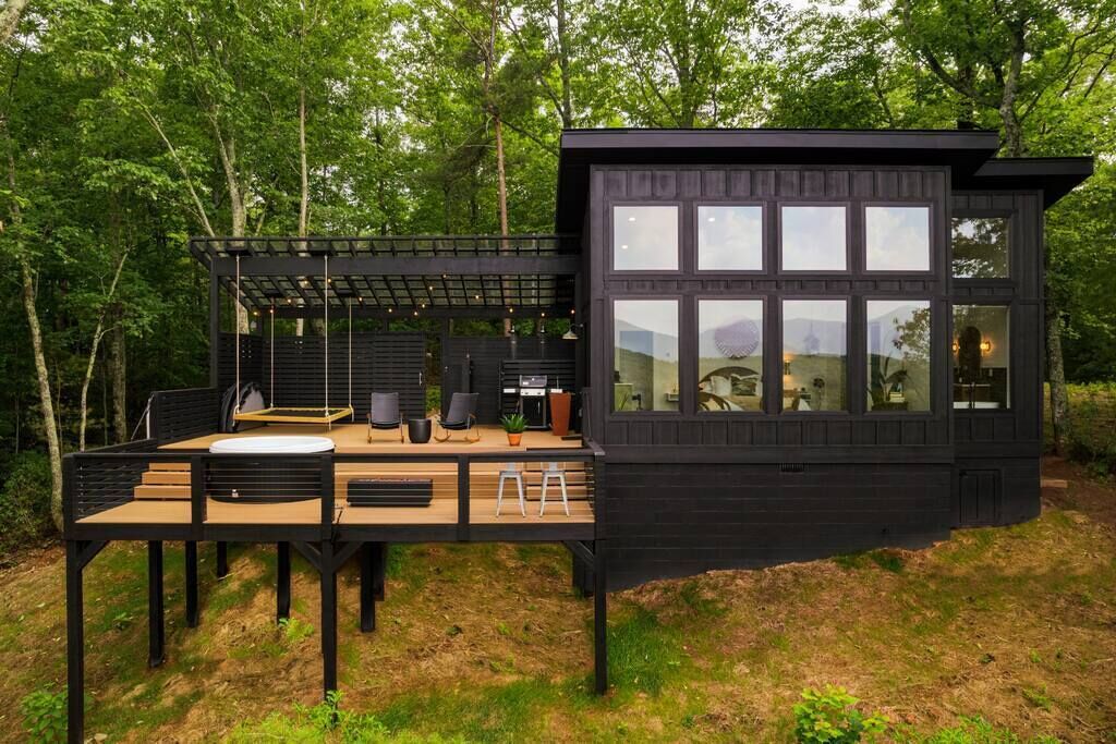 Sourwood, Alpine Cabin -Views! Outdoor shower, hot tub, more!