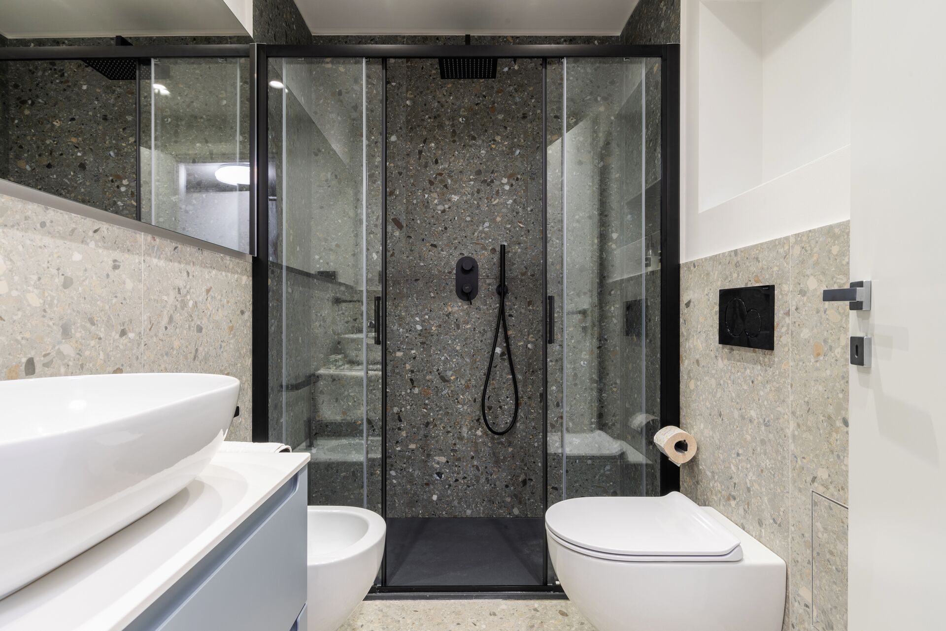 Appartement | Salle de bain | Douche, douche à « effet pluie », sèche-cheveux, bidet