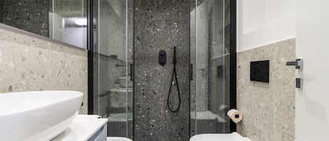 Basic-lejlighed | Badeværelse | Bruser, brusehoved med spredningseffekt, hårtørrer, bidet