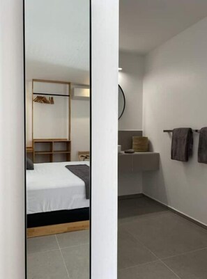 1 Schlafzimmer, Zimmersafe, Schreibtisch, Bügeleisen/Bügelbrett