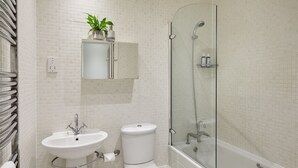 A bathroom with a sink, toilet, and glass-enclosed shower. - Castle Retreat City Centre Near Train & Parking (Winchester)