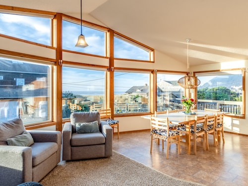 Family and dog friendly, across from beach, Hot tub, Ocean view-Sitka House