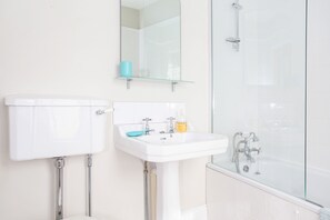 Hus (3 Bedrooms) | Badeværelse | Bruser