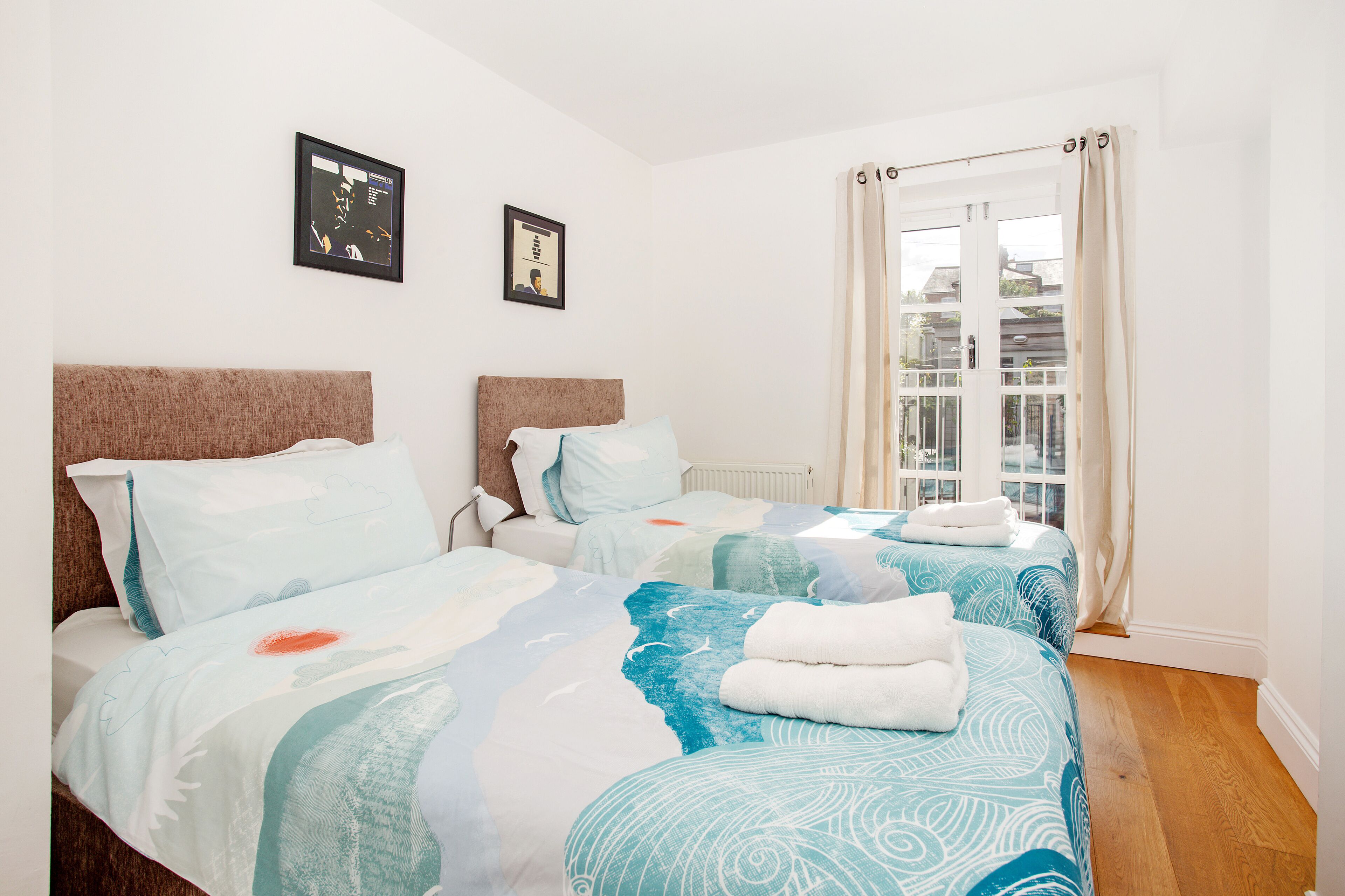 3 عدّة غرف نوم وأغطية فراش متميزة وبديكورات فريدة لكل غرفة