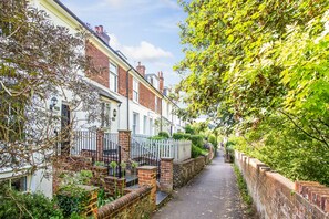 Property grounds - Peaceful Elevated Residential Area - Walk to City (Winchester)