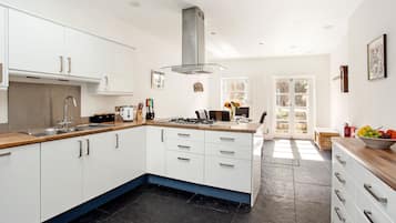 House (3 Bedrooms) | Private kitchen | Full-size fridge, microwave, oven, stovetop