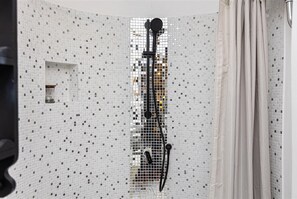 Regadera, secadora de cabello, bidet, toallas