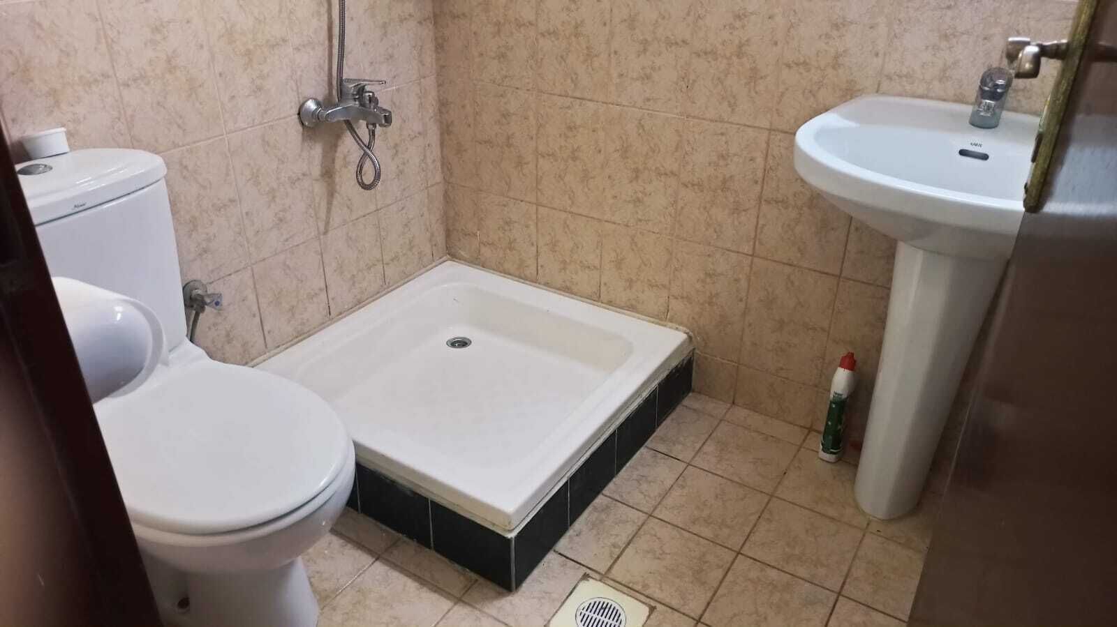 Een haardroger, handdoeken, zeep, shampoo