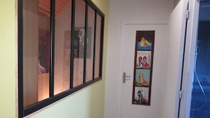 A hallway with a door featuring a shoe-themed artwork. - DETACHED HOUSE 100 M2 ON A 936 M2 ENCLOSED PLOT AT THE END OF A CUL-DE-SAC (Porspoder)