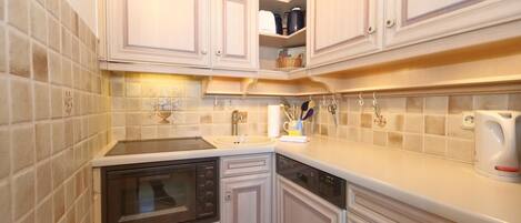 Fridge, oven, coffee/tea maker, toaster
