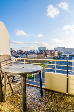 Outdoor dining - Norderhoog 383<br>This bright, modern furnished apartment is located in the house "Norderhoog", (Westerland)