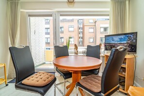 Dining - House "Kompass", App. 1-2<br>Location:<br>The house "Kompass" is located directly on the beach of Westerland between the two pedestrian zones. The "Sylter Welle" and the "Syltness-Center" are in the immediate vicinity. The apartment is located on the 1st  (Westerland)