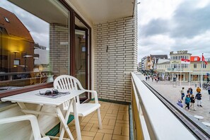 Outdoor dining - House "Kompass", App. 1-2<br>Location:<br>The house "Kompass" is located directly on the beach of Westerland between the two pedestrian zones. The "Sylter Welle" and the "Syltness-Center" are in the immediate vicinity. The apartment is located on the 1st  (Westerland)