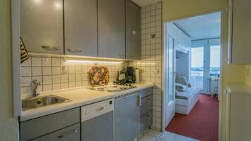 Een koelkast, een koffiezetapparaat/waterkoker, een broodrooster