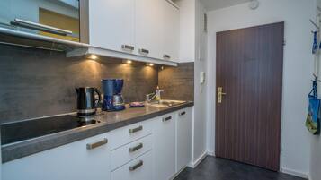 Kühlschrank, Mikrowelle, Wasserkocher mit Kaffee-/Teezubehör, Toaster